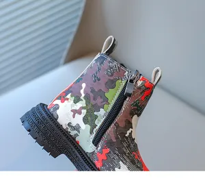 Vue détaillée du motif camouflage et de la fermeture éclair latérale des bottes Martin