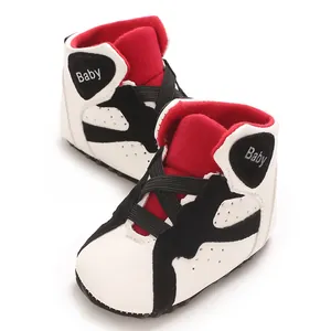 Detailopname van hoge babysneakers met rode binnenkant en zachte zool van PU-leer