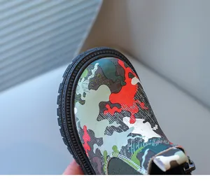 Gros plan sur le motif camouflage et la texture de la semelle des bottes pour enfants