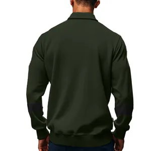 Achteraanzicht van een zware donkergroene American retro polo-sweatshirt met kleurvlakken