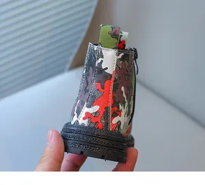 Vue détaillée des bottines de camouflage pour enfants avec fermeture éclair et semelle épaisse