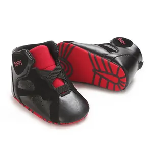 Detailweergave van de rood-zwarte high-top PU babysneakers met een zachte zool en elastiek.