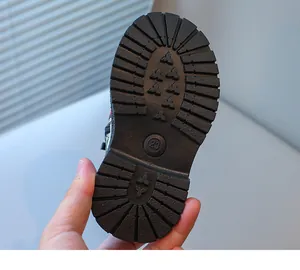 Vue macro détaillée de la semelle en caoutchouc antidérapante des bottes Martin enfants