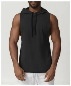 Λεπτομερής όψη ενός μαύρου αμάνικου φούτερ με κουκούλα για γυμναστική και άθληση.