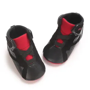 Gedetailleerd overzicht van zwart-rode hoge PU-lederen babyschoenen met zachte zool