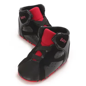 Detailweergave van stijlvolle zwart-rode hoge babyschoenen met zachte PU-zolen