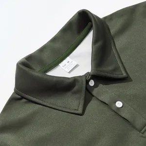 Gedetailleerde weergave van de olijfgroene Polo-kraag en het interne maatlabel
