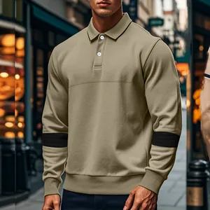 Gedetailleerd beeld van een heren vintage kaki polo sweatshirt met zwarte strepen op mouwen