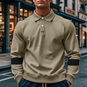 Detailweergave van de kaki polo sweatshirt met zwarte mouw kleurblokken