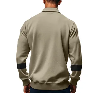 Achteraanzicht van een zware retro kaki polo sweatshirt met zwarte strepen op mouw.