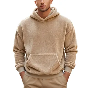 Κοντινό πλάνο ανδρικού oversized φούτερ με κουκούλα από fleece sherpa