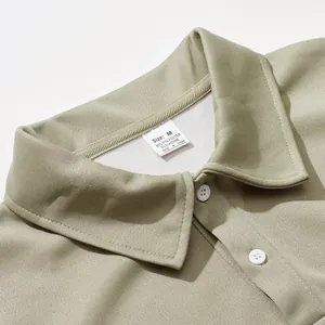 Detailopname van de kraag en stoftextuur van een groen Amerikaans retro poloshirt