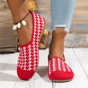 Primer plano de mocasines con patrón rojo y blanco, perla y tejido transpirable.