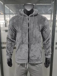 Vorderansicht einer grauen Herren-Fleecejacke mit Kapuze und Reißverschluss am Mannequin.
