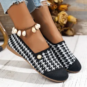 Detalle de cómodos mocasines de pata de gallo con perla y elegante tobillera de conchas