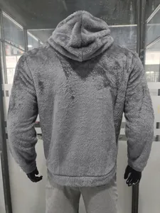Detailansicht der Rückseite einer dicken grauen Fleece-Kapuzenjacke mit Reißverschluss