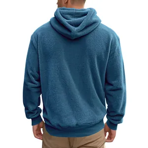 Λεπτομερής πίσω όψη του μπλε ανδρικού oversized φούτερ με κουκούλα και μαλακή υφή fleece.