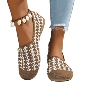 Mocasines marrones cómodos con diseño pata de gallo, detalle de perla y tejido suave