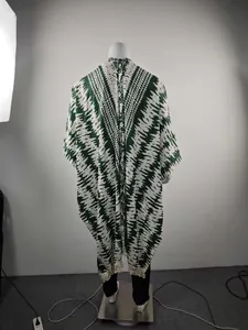 Detaillierte Rückansicht eines Herren-Strandponchos mit grünem geometrischem Druck.