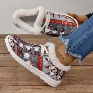 Gros plan sur le motif de gnome de Noël et la doublure en peluche des mocassins d'hiver.
