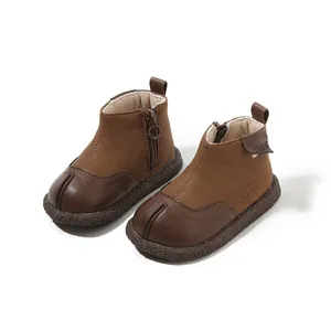 Stivaletti classici marroni per bambini con cuciture in pelle di alta qualità e cerniere laterali