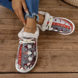 Vue détaillée de chaussures en coton pour femmes avec imprimé festif de gnomes de Noël