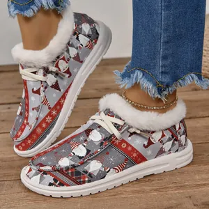 Détail de mocassins de Noël pour femmes avec motif gnomes et doublure en fausse fourrure