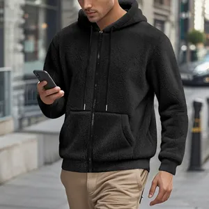 Détail d'un sweat à capuche noir en polaire sherpa pour hommes avec fermeture éclair.