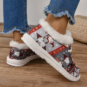 Gros plan de chaussures en coton à motif de gnome de Noël avec doublure en fausse fourrure.