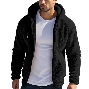 Dettaglio della giacca da uomo in pile sherpa nero con cappuccio e zip integrale