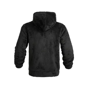 Vista posteriore dettagliata della spessa giacca con cappuccio in pile sherpa nero uomo