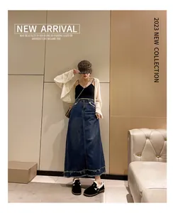 Look completo di stivali da neve neri con plateau e cinturino con fibbia in un outfit chic