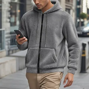 Sweat à capuche zippé épais et chaud en polaire pour hommes avec une texture pelucheuse.