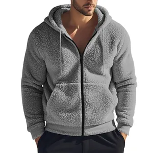 Dettaglio della felpa con cappuccio in pile grigio da uomo con finitura sherpa morbida.