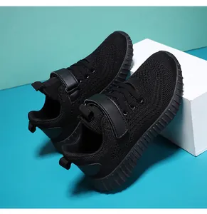 Vue détaillée des chaussures de course pour enfants en mesh noir respirant et robuste.