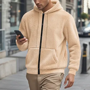 Détail d'un sweat à capuche zippé épais en polaire sherpa beige pour homme en hiver