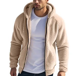 Dettaglio della giacca con cappuccio in pile sherpa beige da uomo con una trama morbida