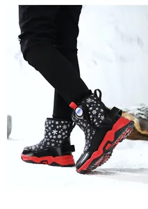 Dettaglio di stivali da neve per bambini con fiocchi di neve e suole rosse