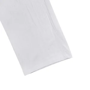 Nahaufnahme des weißen Baumwoll-Leinen-Stoffes und des gesäumten Randes der Herrenhose.