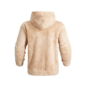 Vista posteriore di una calda giacca in pile beige da uomo con morbida texture sherpa