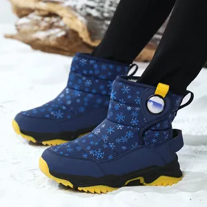 Stivali da neve per bambini blu navy con motivi a fiocchi di neve e suola gialla vivace