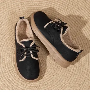 Primo piano di scarpe invernali vintage nere con calda fodera in pile e suola spessa