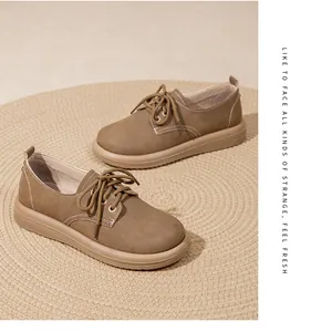 Vista dettagliata delle scarpe casual marroni retrò da donna con suola spessa e lacci