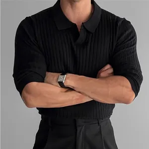 Λεπτομερής προβολή ανδρικού slim fit μαύρου πλεκτού πουλόβερ polo με ανάγλυφη πλέξη