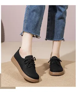 Scarpe casual nere retrò con spessa suola marrone su un tappetino intrecciato
