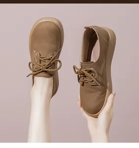 Dettaglio scarpe stile Birkenstock marroni retrò foderate in pile con suola spessa e lacci