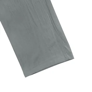 Dettaglio dell'orlo dei pantaloni casual in lino grigio che mostra la trama del tessuto