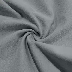 Macro della trama del tessuto in lino grigio con trama naturale e morbide pieghe