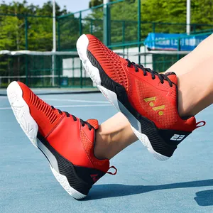Vista dettagliata delle scarpe da badminton rosse e nere ultraleggere traspiranti su campo da tennis