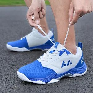 Primo piano di scarpe da badminton in mesh bianco e blu allacciate